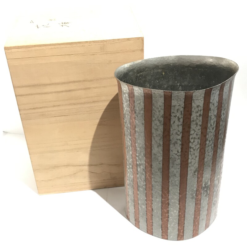 Grand vase en étain et cuivre martelé de Toshitaka