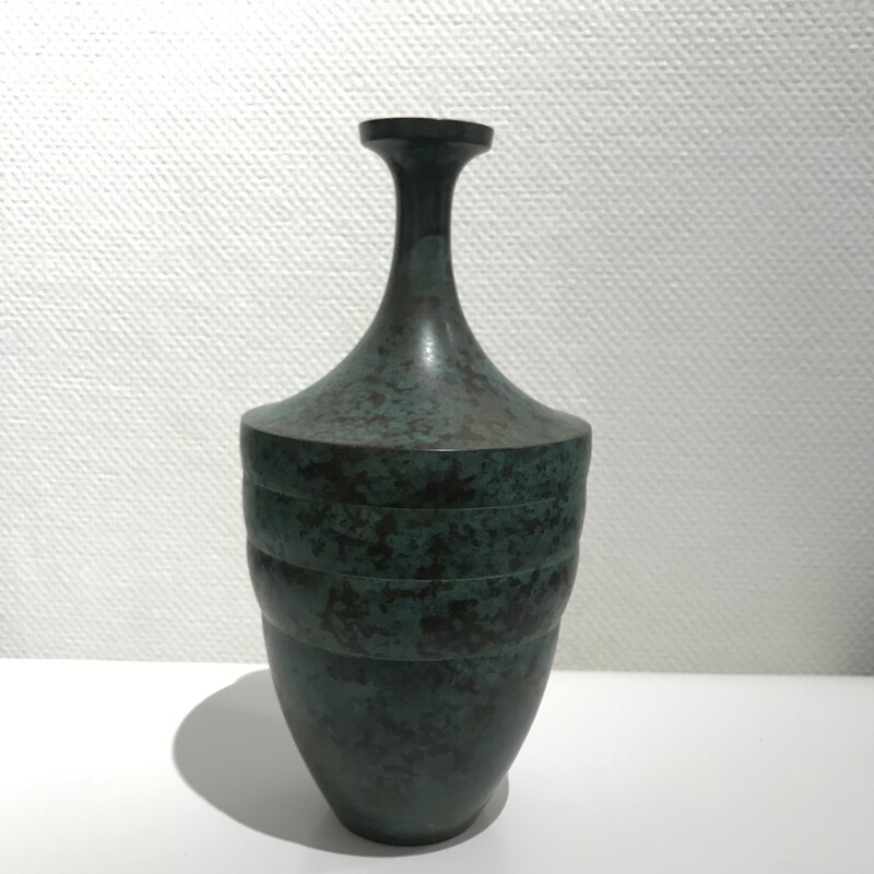 Vase en bronze vert à anneaux et col fin 