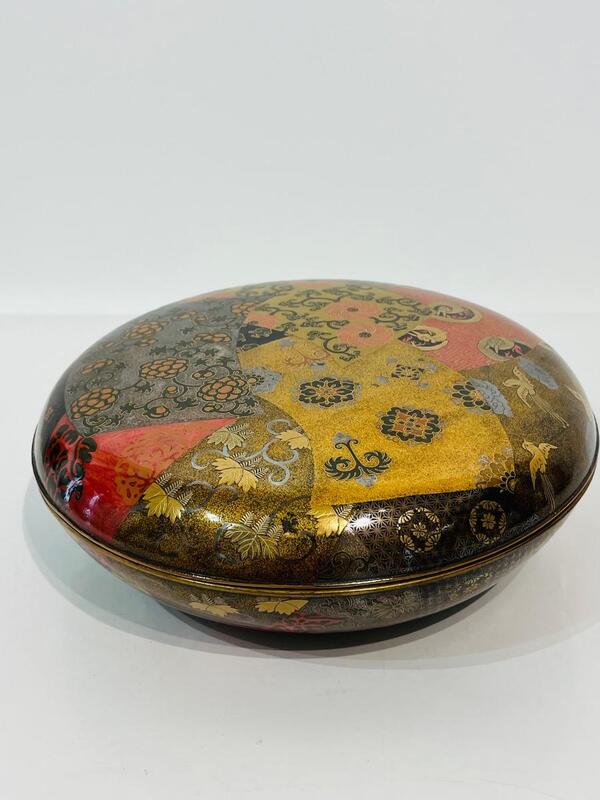 Boîte kashiki ronde japonaise en laque motifs textiles et chrysanthèmes 