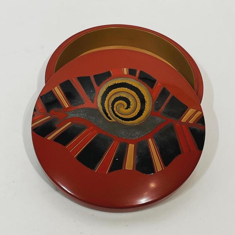 Boîte laquée japonaise escargot et feuille 