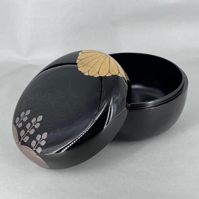 BOÎTE LAQUÉE JAPONAISE KASHIKI CHRYSANTHÈME ET PAULOWNIA - JAPON