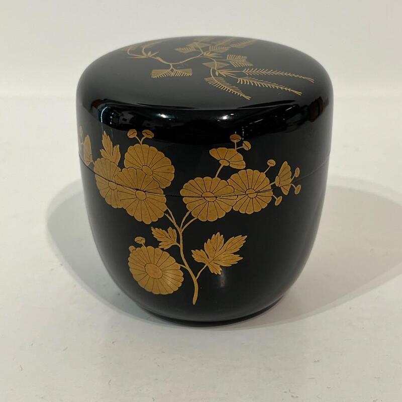 NATSUME BOÎTE À THÉ EN LAQUE CHRYSANTHÈMES ET FOUGÈRES - JAPON