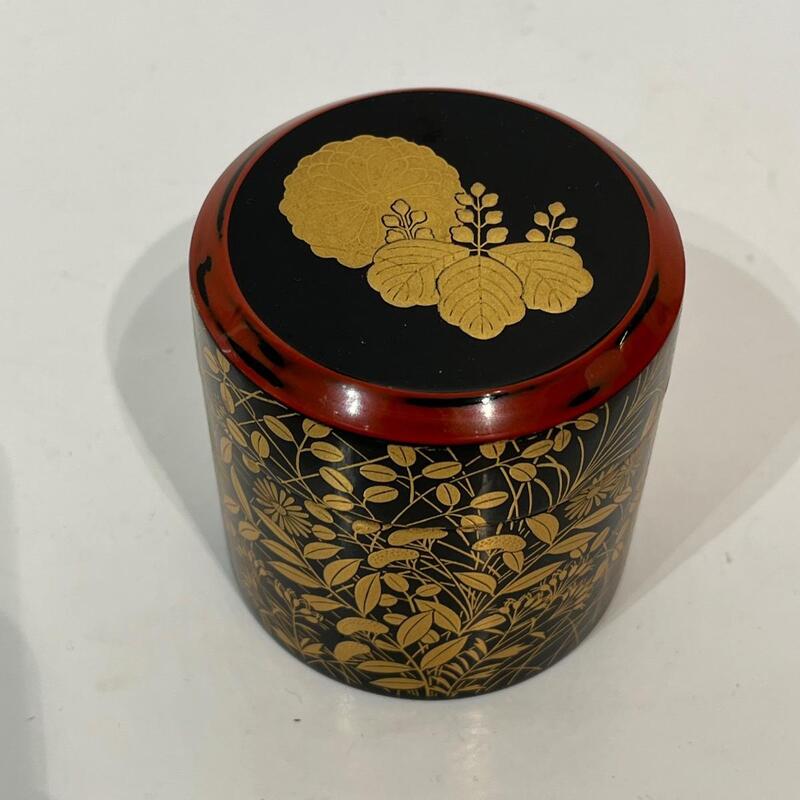 Natsume boîte à thé laqué japonaise paulownia et chrysanthème 