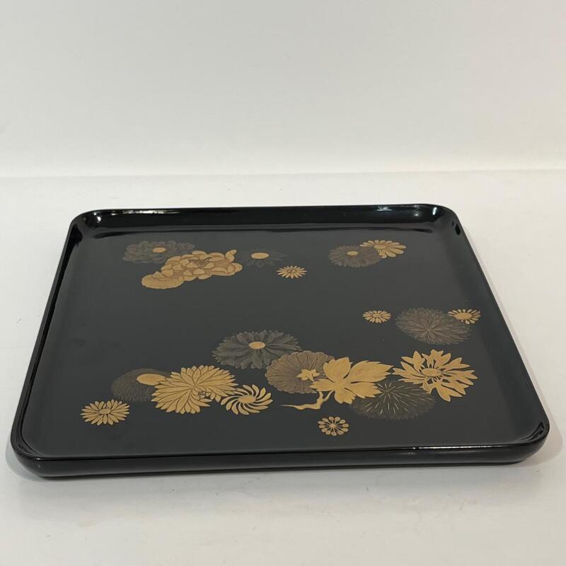 Plateau japonais laqué aux chrysanthèmes 