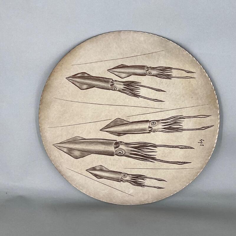 PLAT EN MÉTAL ARGENTÉ AUX CALAMARS - JAPON