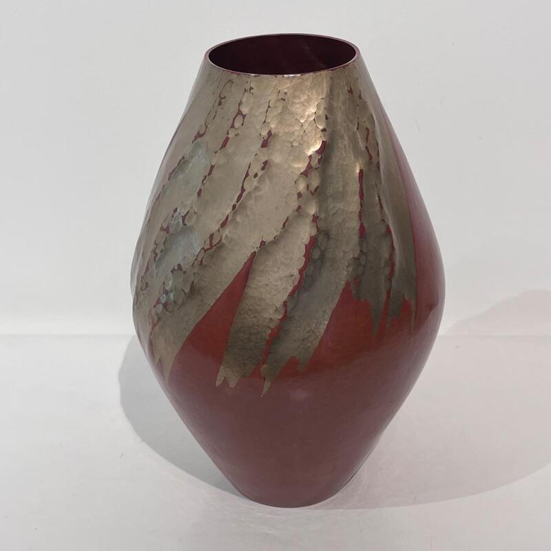 VASE JAPONAIS EN CUIVRE ET ARGENT MARTELÉ GYOKUSENDO 