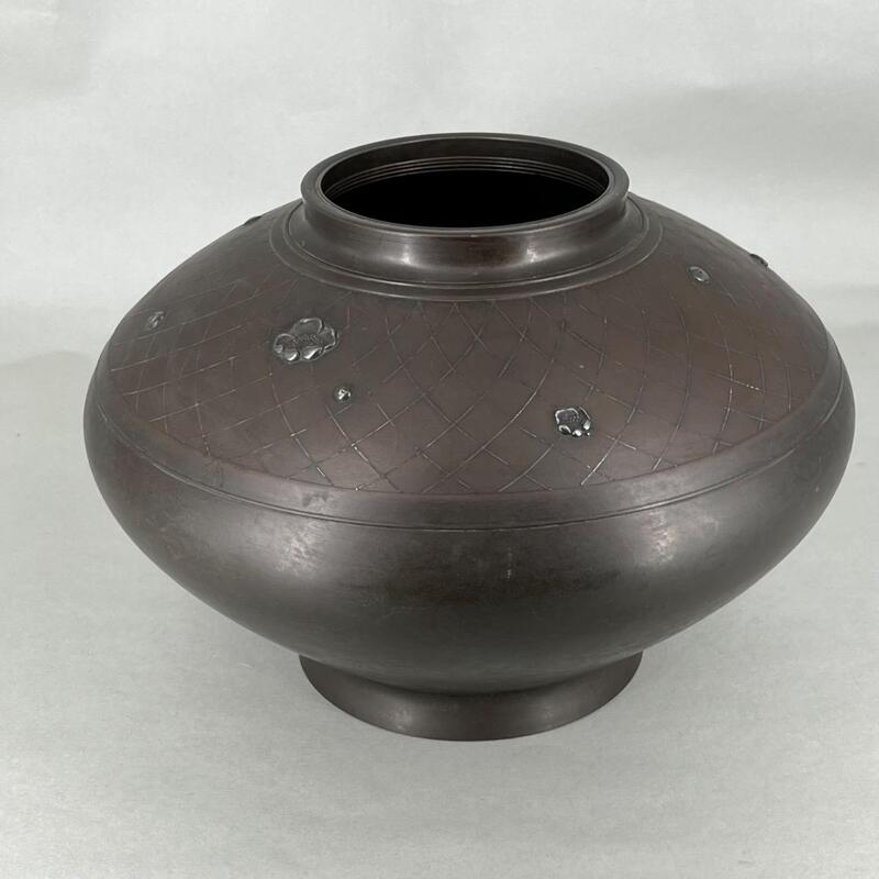Vase en bronze japonais avec inclusions de lignes et fleurs en argent 