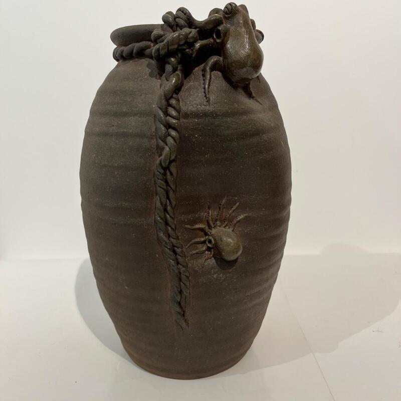 Vase japonais takotsubo avec poulpes en terre cuite de Bizen 